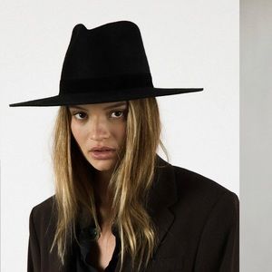 Janessa Leone Korin hat NWT